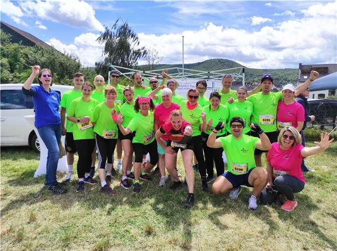 Was für eine tolle Leistung: Das „Team Marienhaus“ landet beim Firmenlauf des Ahrathons erneut auf dem 1. Platz.  Foto: Ralf Waldecker | Marienhaus
