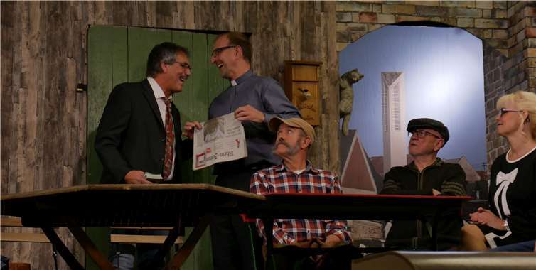 Was gibt’s Neues im Ort? Bürgermeister, Pastor, Opa Wilhelm,Knuth und Klothilde Sonnenschein pflegen das Dorfleben nach eigenem Bild. Fotos: GBA