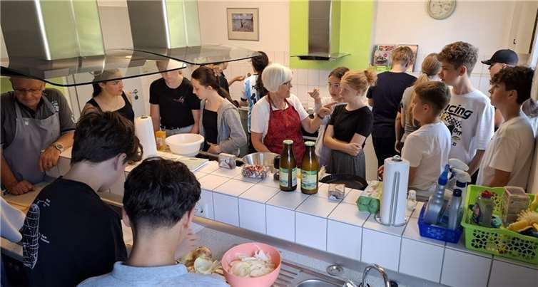 Was hat unsere Ernährung mit dem Klimawandel zu tun? Eine Antwort auf diese Frage bekam die 7d des Kurfürst-Salentin-Gymnasiums (KSG) bei einem besonderen Kochtermin mit der Projektgruppe „Grüne Küche“ der Andernacher Klima-Werkstatt. Foto: Helmut Lorch