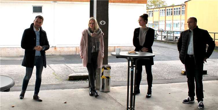 „Was hier im Team geleistet wurde, ist einfach toll. Es zeigt sich, was im Miteinander alles möglich ist und genauso wollen wir bei der Stadtverwaltung arbeiten. Dafür spreche ich meinen herzlichen Dank aus“, betonte sich Oberbürgermeister David Langner bei seinem Besuch im Nachgang an die Bombenentschärfung.Fotos: Stadt Koblenz