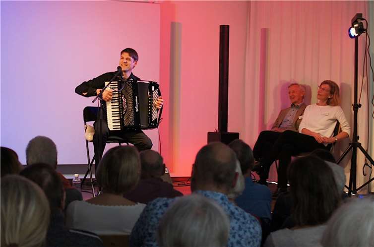 Was ihm musikalisch alles begegnet, das schildert Søren Thies mit Akkordeon und Stimme überaus lebendig und anschaulich.  Foto: privat