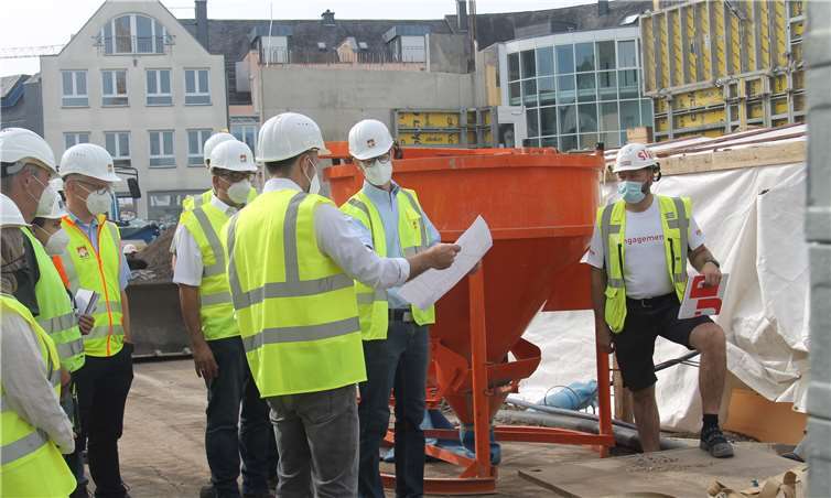 Was ist wo? Anhand des Bauplans erklärt Projektleiter Stefan Baumgarten Bürgermeister Richter-Hopprich und dem Ersten Beigeordneten Andree Stein den Stand der Bauarbeiten. Foto: VG-Verwaltung Montabaur
