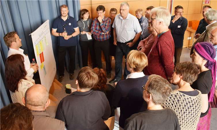 Was läuft gut, wo kann die Kommunikation noch verbessert werden? Bestatter aus dem Rhein-Lahn-Kreis trafen sich mit Pfarrerinnen und Pfarrern des evangelischen Dekanats Nassauer Land zum Austausch. privat