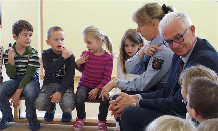 Was macht man im Auto als Erstes? „Anschnallen, ist doch klar“.Privat