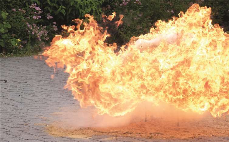 Was passiert, wenn ein Fettbrand mit Wasser gelöscht wird, zeigte dieser in einem Sekundenbruchteil entstandene Feuerball.