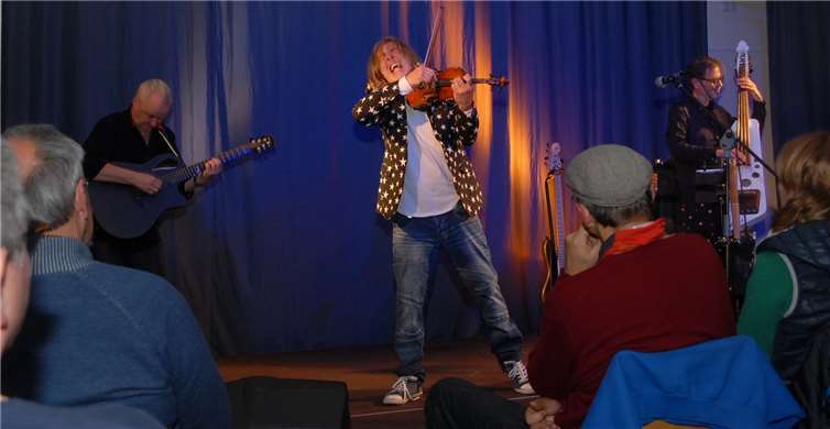 „Was raus muss, muss raus!“ Teufelsgeiger Mani Neumann hält sich mit Emotionen nicht zurück, wenn er sich mit seiner Geige in die Musik vertieft. Fotos: KER