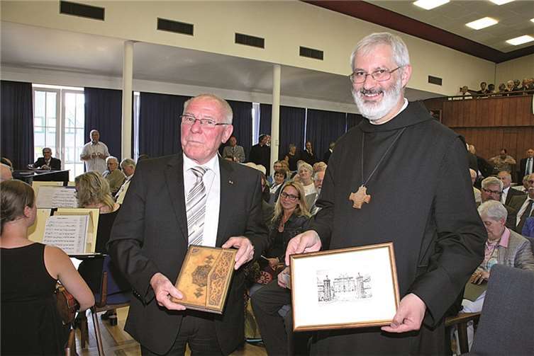 Was schenkt man einem Abt zum Dank? Brudermeister Heinz Schäfer (l.) wusste es. Abt Ignatius Maaß von der Benediktinerabtei St. Matthias in Trier bekam für seine Festrede einen Kupferstich von einem Polcher Hof, der früher einmal zu den Besitzungen der Abtei gehörte. Fotos: WE