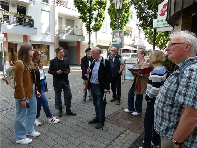 Was sehen wir, was sehen wir nicht mehr? Zwei Kommunen, die Uni Koblenz und der Denkmalverein Sinzig auf zur Besichtigung in Bad Neuenahr.  Fotos: Denkmalverein/Matthias Röcke