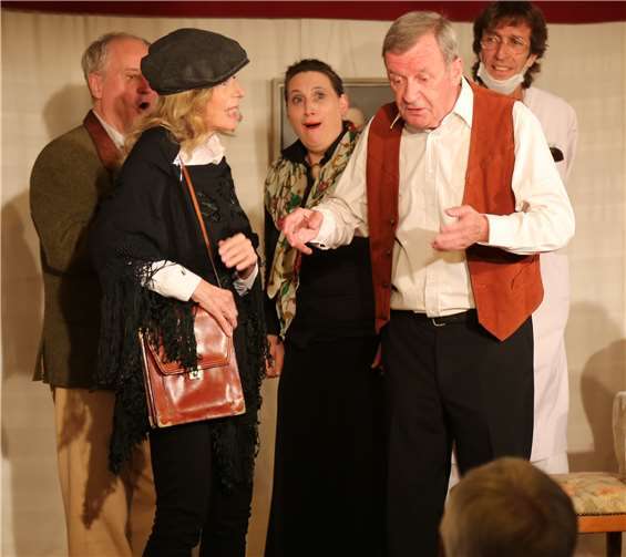 Was tun, wenn die Stadt wirklich auf den Kopf gestellt wird? Fotos: StF