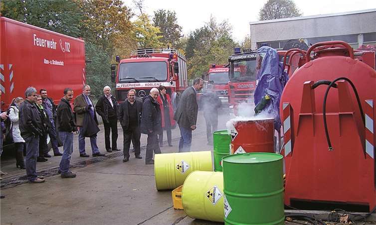 Was tun, wenn gelbe Fässer auf der Straße liegen? Die Berufsfeuerwehr Koblenz demonstriert beim „Forum Gefahrgut Rhein-Mosel“, was machbar ist. privat