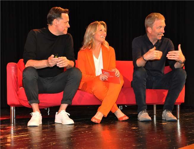 Was tut sich hinter den TV-Kulissen ? Die Drei auf der Couch: Holger Wienpahl, Patricia Küll und Martin Seidler wussten die Antwort.