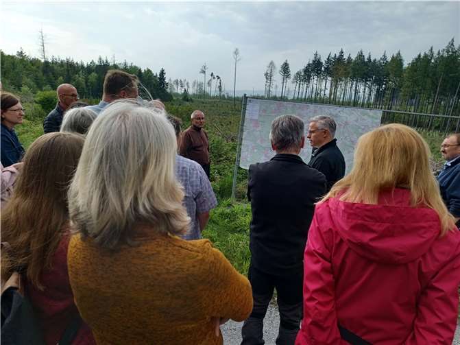 Was unter „Interkommunale Wasserversorgung südlicher Westerwald“ zu verstehen ist, konnten die Teilnehmer der Wasserwanderung beim Blick zur Montabaurer Höhe erahnen. Die Karte zeigt, wo die neuen Versorgungsleitungen vom Rhein zu „Thiels Hütte“ und von „Thiels Hütte“ nach Welschneudorf verlaufen werden.  Foto: VG Montabaur / Christina Weiß