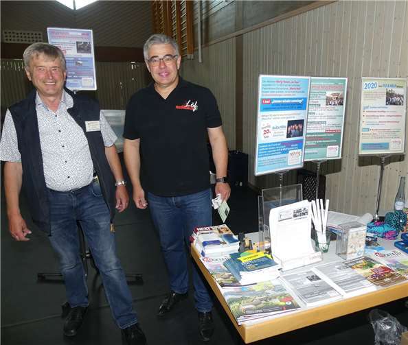 „Was von den Kulturevents 2020 noch übrig bleibt!“ Hans-Peter Röhrig und Wolfgang Weber (MV Löf) präsentieren es am Infostand.
