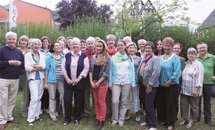 Was wäre das für ein imposantes Foto geworden, wenn es allen 42 Weltla-den-Mitarbeitern möglich gewesen wäre, beim Fototermin anwesend zu sein. Aber auch so ist erkennbar, dass sich viele Menschen ehrenamtlich im Linzer Weltladen engagieren.Privat