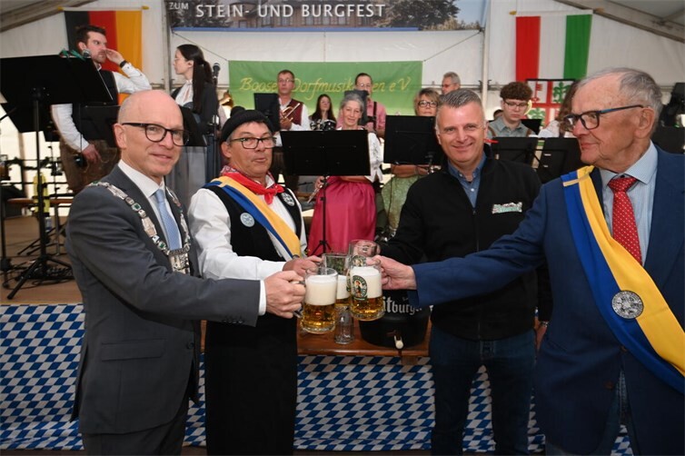 Was wäre ein Stein- und Burgfest ohne den obligatorischen Fassanstich? Foto: SK