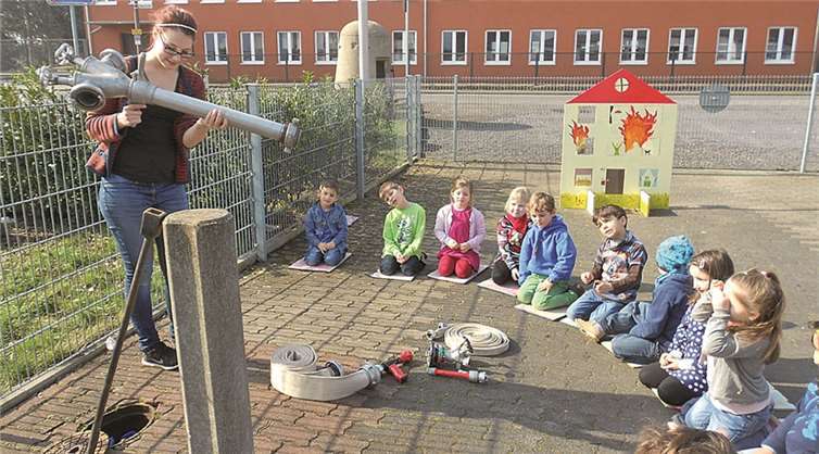 "Wasser - Marsch!" - gleich wird das lichterloh brennende Haus gelöscht sein. Die sachgerechte Handhabung eines Hydranten will auch gelernt sein. privat