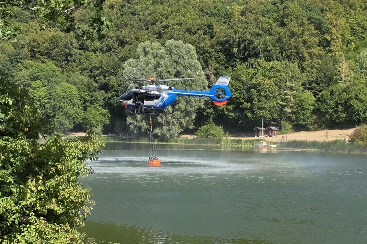 Wasser aus dem Laacher See wird derzeit für die Löscharbeiten der Waldbränge bei Langenscheid genutzt.