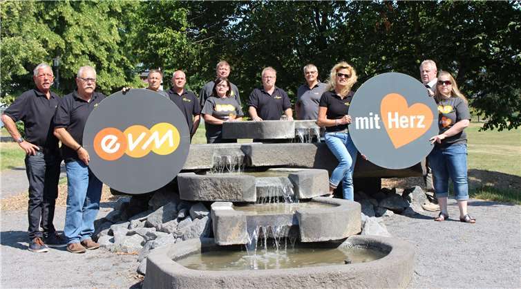 Wasser läuft: Der Heimat- und Verschönerungsvereins Mayen-Hausen freut sich über die Inbetriebnahme des Dorfbrunnens und bedankt sich für den Einsatz von evm-Mitarbeiterin Manuela Klein. Foto: evm.