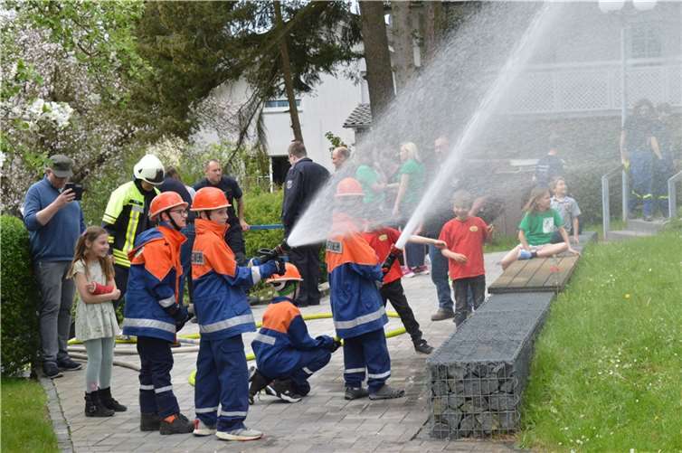 Wasser marsch: Bei mehreren Löschangriffen demonstrierte der Feuerwehrnachwuchs in Niederelbert sein Können. Fotos: VG Montabaur / Ingrid Ferdinand