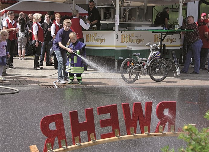 Wasser marsch: Beim Tag der offenen Tür können die Kleinen endlich mal ausprobieren, was die großen Feuerwehrleute so machen. privat