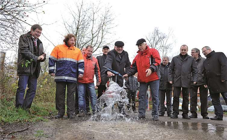 Wasser marsch: Der Erste Beigeordnete der Stadt Bad Neuenahr-Ahrweiler, Detlev Koch, und Fritz Langenhorst, Ortsvorsteher von Ramersbach, setzten die neue Transportleitung in Betrieb.Darüber freuten sich auch Jürgen Wagner (l.) Werkleiter des Wasserversorgungs-Zweckverbandes Maifeld-Eifel, Wolfgang Kochhan (2.v.l), Bereichsleiter EVM Wasserwirtschaft, Udo Scholl (3.v.l.), Bereichsleiter Finanz- und Rechnungswesen sowie Johannes Bell (4.v.r.), Bürgermeister der Verbandsgemeinde Brohltal und Anton Harst (3.v.r.), Ortsbürgermeister von Schalkenbach. FIX