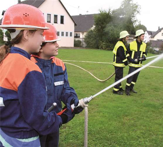 Wasser marsch! Nach der Verlegung von mehreren Hundert Metern B-und C-Schläuchen kamen die Strahlrohre am Brandherd zum Einsatz..