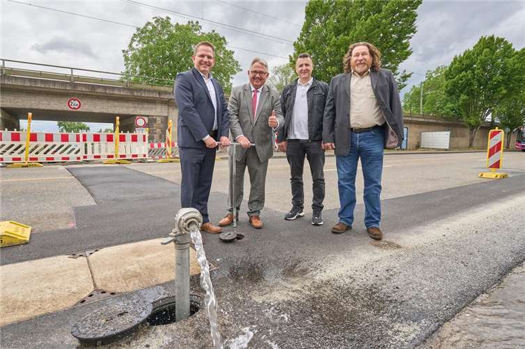 Wasser marsch: VWM-Geschäftsführer Lars Hörnig, Bürgermeister der VG Vallendar Adolf T. Schneider, Mario Orlovic, Bereichsleiter kommunale Betriebe VG Vallendar, und Wolfgang Kochhan, Leiter der Wasserwirtschaft bei der evm (v.l.) öffnen den Schieber und geben damit die neue Trinkwasserleitung offiziell frei.  Foto: Sascha Ditscher/evm