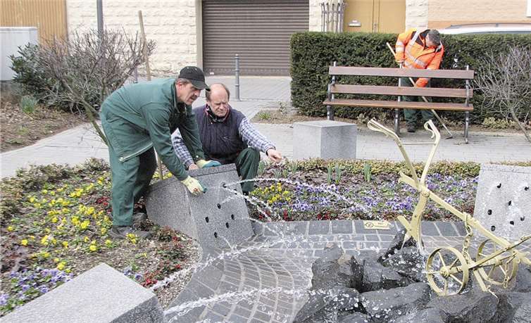 „Wasser marsch“, aber zunächst nur zum Test: Nach dem Winter müssen die Betriebshofmitarbeiter auch die Wasserdüsen am Goldenen Pflug neu justieren.