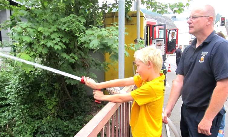 „Wasser marsch“ heißt es beim Aktionstag der Feuerwehr. priva