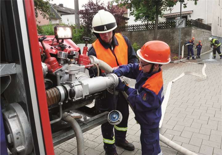 "Wasser marsch", hieß es bei den Übungen der Feuerwehr.