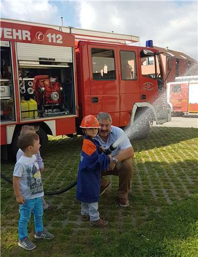 „Wasser marsch!“, hieß es für die Kinder und Hauptbrandmeister Hans Jakob Ulhaas bei der Freiwilligen Feuerwehr in Merl.  Goth