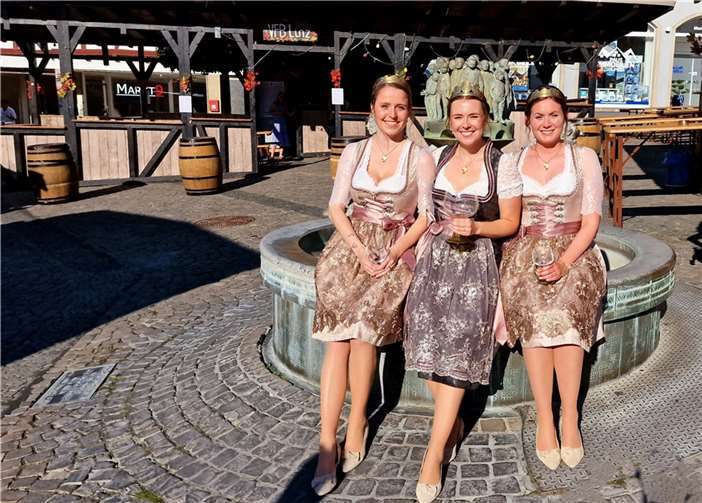 Wasser statt Wein: Das Linzer Weintrio macht eine kurze Pause am Ratsbrunnen. Weinkönigin Victoria I. (Mitte) zwischen Ihren Weinprinzessinnen Vanadis und Yasmin. Foto: AWI