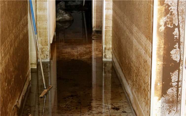 Wassereintritt in Gebäuden, wie hier Kanalwasser in einem Keller, hat nicht selten seine Ursache in nicht ausreichenden Schutzmaßnahmen. Experten empfehlen, in den Hausanschlussleitungen zur Schmutzwasser- und Niederschlagswasserentwässerung entsprechend zugelassene Rückstauklappen zu installieren. (Foto: Thorsten Trütgen / VG Altenahr)