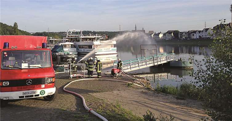 Wasserförderung mit mobiler Pumpe am Rhein. privat