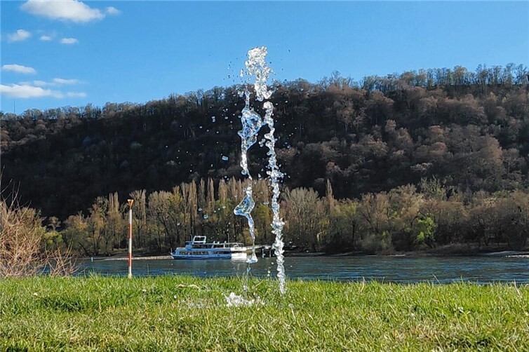 Wasserfontäne am Leutesdorfer Rheinufer