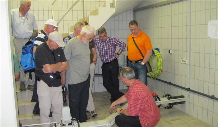 Wassermeister Dieter Assenmacher (kniend) demonstriert bei einer Führung das komplexe System der Rohrnetztechnik im Hochbehälter Bad Bodendorf.privat