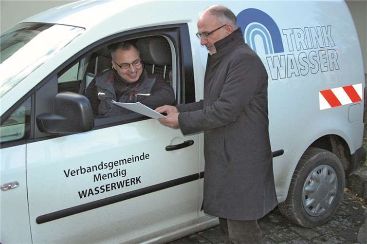Wassermeister Markus Ockenfeld mit Werkleiter Leo Oster bei einer kurzen Vorhabenbesprechung. privat