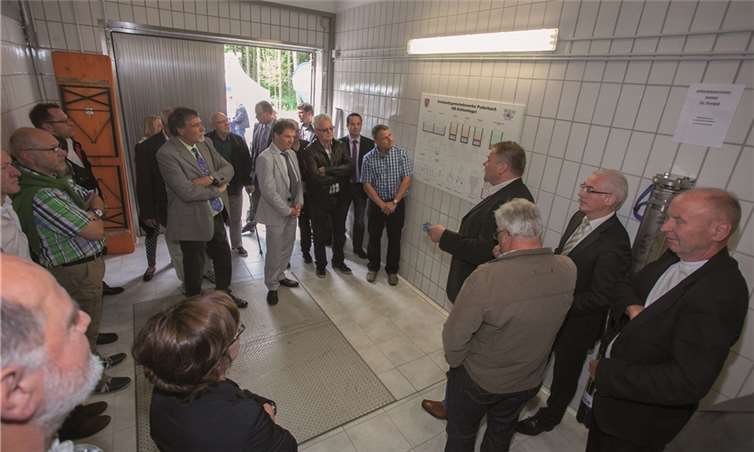 Wassermeister Oliver Leicher (4.v.r.) erklärt am Schaubild die Funktion des neuen Hochbehälters. -WT