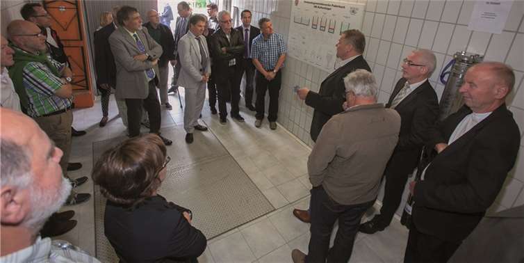 Wassermeister Oliver Leicher (4.v.r.) erklärt am Schaubild die Funktion des neuen Hochbehälters. -WT