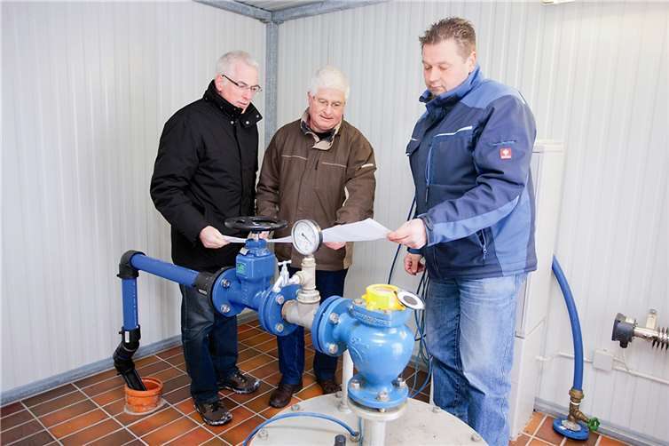 Wassermeister Oliver Leicher (r.) erklärt Bürgermeister Volker Mendel den Funktionsaufbau der Tiefenbohrung. Werkleiter Eckardt Gönner schaut zu.WT