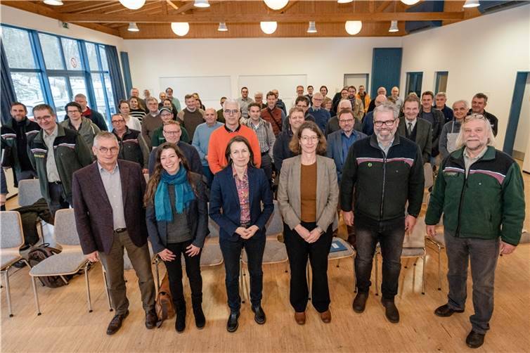 „Wasserrückhalt auf forstwirtschaftlichen Flächen“ lautete das Thema des 13. Workshops der Hochwasserpartnerschaft „Ahr“, zu dem die Vorsitzende, Landrätin Cornelia Weigand (vorne Mitte), die Teilnehmenden in der Bürgerhalle DüNaLü in Dümpelfeld begrüßte.  Foto: Bernhard Risse/Kreisverwaltung Ahrweiler