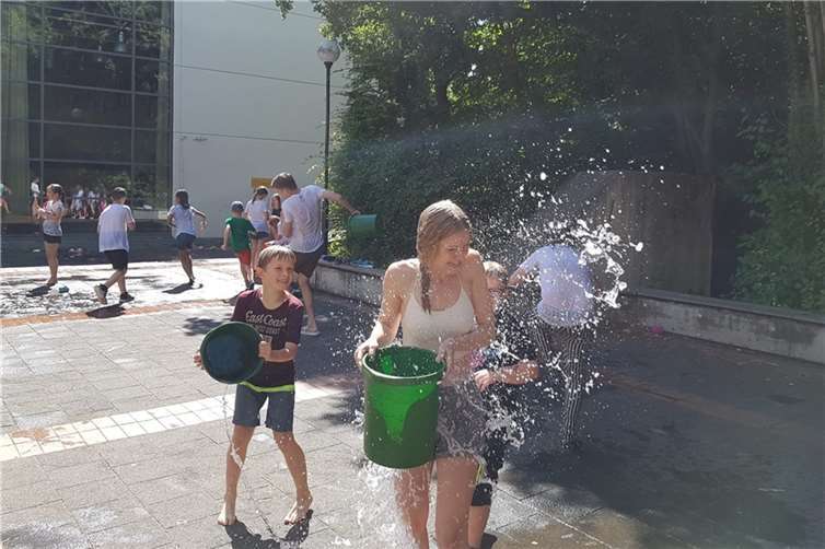 Wasserschlacht - Erfrischung von außen.