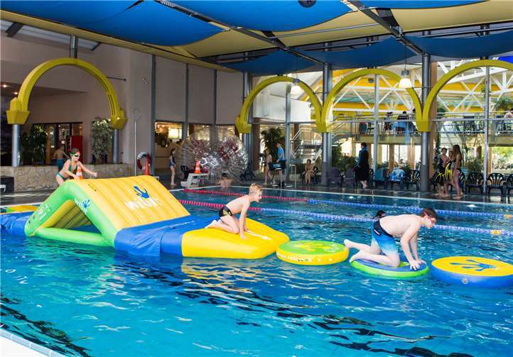 Wasserspielgeräte und abwechslungsreiche Mitmachstationen warten auf große und kleine Wasserratten. monte mare