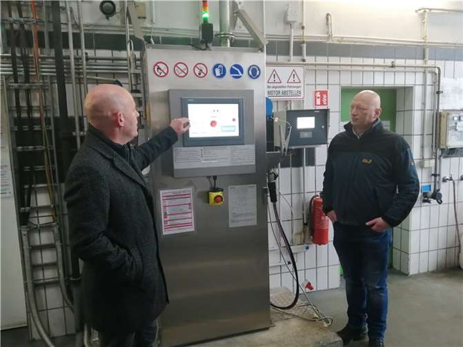 Wasserstoff statt Diesel: Markus Rügler (links im Bild) und Alexander Stiehl erklären, wie die Bustankstelle funktioniert. Der „grün“ produzierte Wasserstoff wird per Trailer angeliefert. Foto: CDU Meckenheim