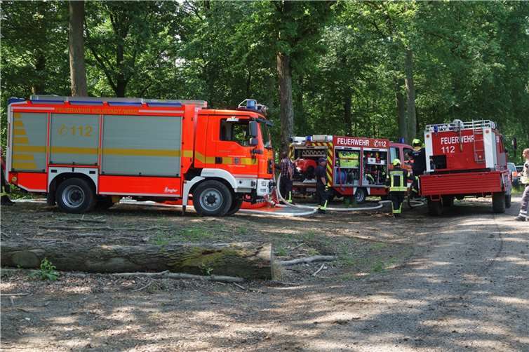 Wasserübergabe vom Tanklöschfahrzeug an den Unimog zum Weitertransport. Fotos: Feuerwehr VG Dierdorf/Wolfgang Tischler