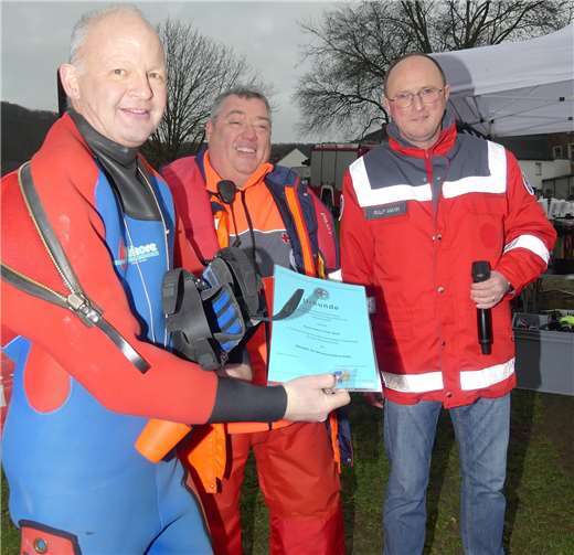 Wasserwacht-Leiter Hans Peter Stein (li.) wurde mit der Goldenen Ehrenmedaille des Landesverbandes geehrt.