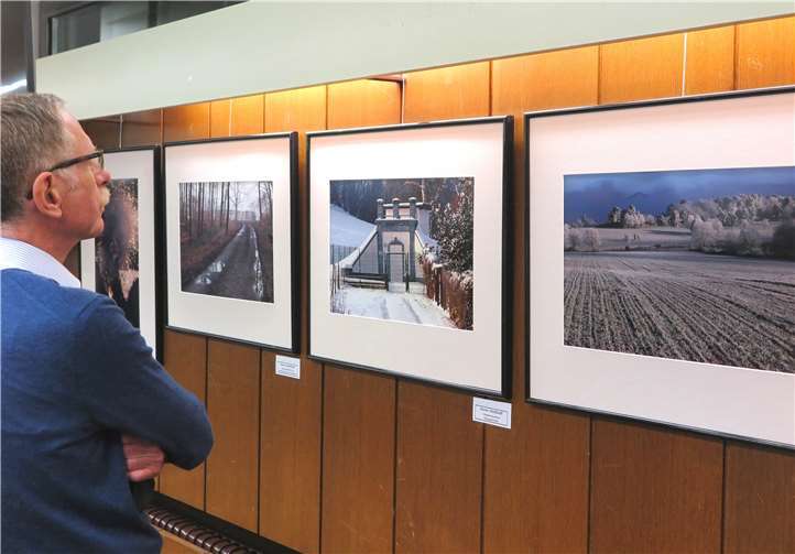 „Wasserwerk Niederbachem“ (Mitte) von Dieter Mehlhaff.