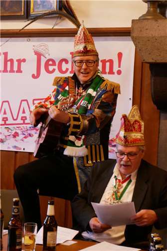 Wat denn nu? Prinz, Musiker oder Bürgermeister? Helmut Muthers hat von allem etwas zu bieten, während er singend und Gitarre spielend mit „Jung, wat ränt et“ Prinz Kevin huldigt.