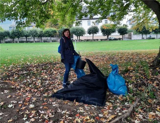 Waterlove-Gründerin Natalie Karij zeigt einen Sitzsack, der achtlos in der Natur entsorgt wurde.