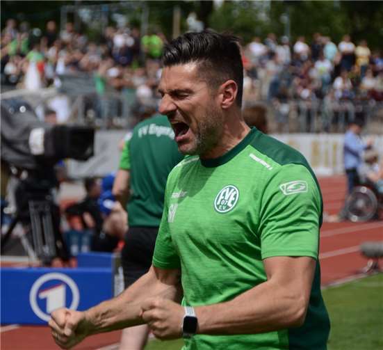 Der FV Engers greift wieder nach den Sternen "Watze" will noch einmal jubeln: Für den Coach soll der dritte Pokalsieg die Krönung seiner 13-jährigen Ära beim FVE werden.